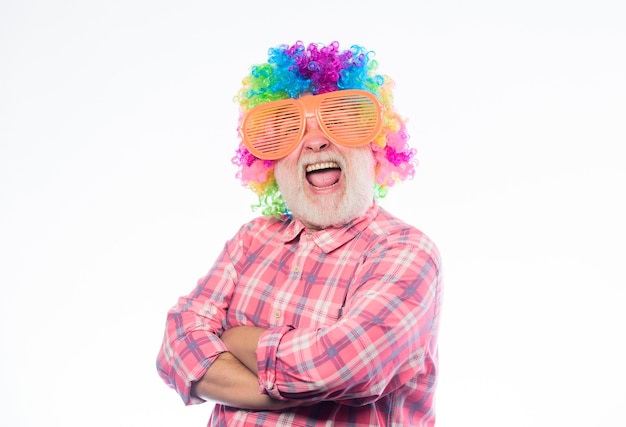 Foto loco en estado de ánimo juguetón aniversario vacaciones feliz cumpleaños fiesta corporativa hombre feliz con barba celebración jubilación hombre maduro con peluca colorida y gafas de fiesta hora de divertirse