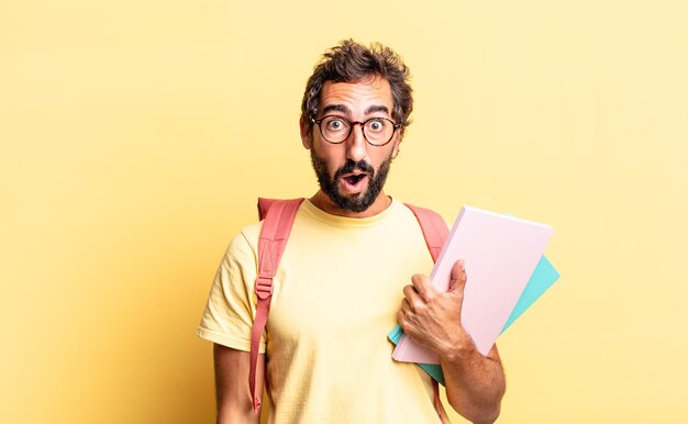 Loco expresivo que parece muy conmocionado o sorprendido. concepto de estudiante adulto