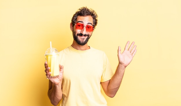 Loco expresivo sonriendo felizmente, saludando con la mano, dándote la bienvenida y saludándote