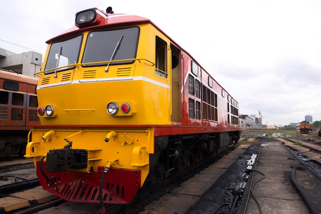 Locomotiva a diesel elétrica Está esperando o sinal sair da estação