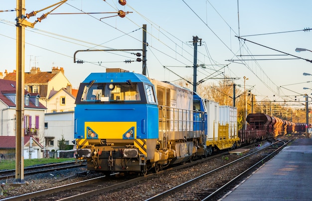 Locomotiva a diesel transportando um trem de carga na estação Montbeliard - França