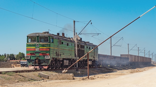 Locomotiva a diesel velha com vagões