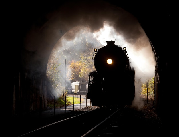 Locomotiva a vapor entra no túnel