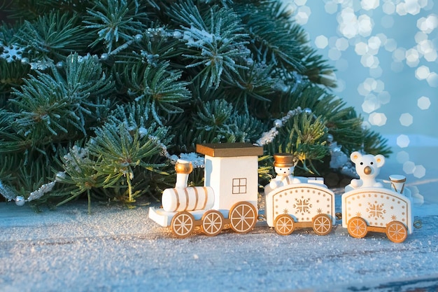 Locomotiva de brinquedo sob a árvore de Natal, espaço de cópia de fundo de Natal