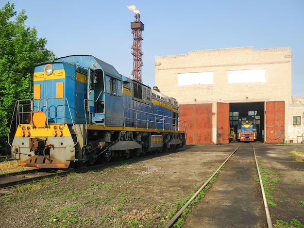 Locomotiva de manobra locomotiva a diesel em trilhos ferroviários