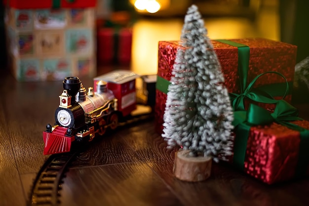 Locomotiva de natal na ferrovia enquanto fica na foto do feriado do fundo do interior do natal