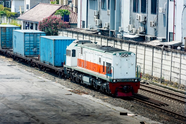 Locomotiva de trem de carga transportando carga com fundo de céu azul