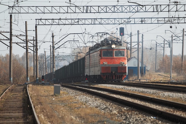 Locomotiva de trem de carga transportando com carga à luz do dia