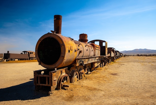 Locomotivas a vapor enferrujadas na Bolívia