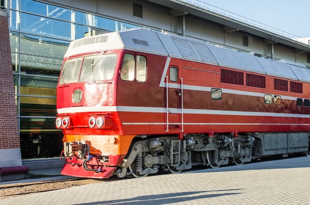 Locomotora diesel en el andén de la estación de tren.