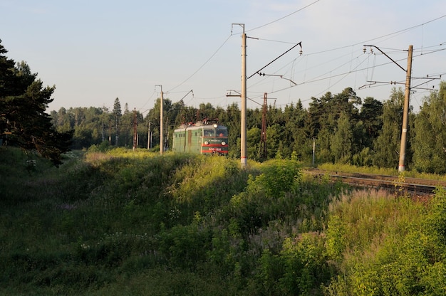 La locomotora eléctrica VL10 sin tren avanza por el ramal de Savelovskaya