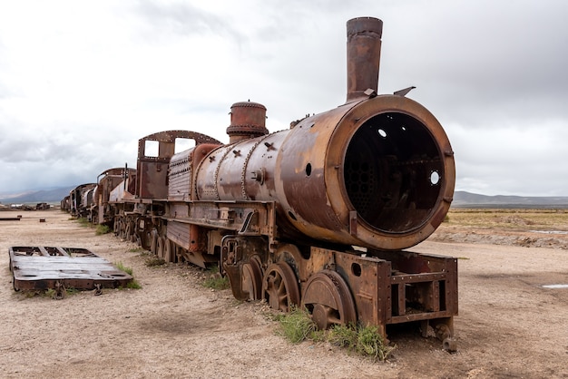 Locomotora oxidada vieja abandonada en un cementerio de trenes. Uyuni, Bolivia