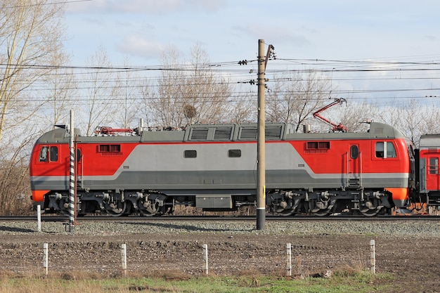 Locomotora roja con electricidad que viene por ferrocarril