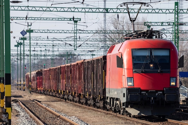 Locomotora de tren de carga sin título en la estación de tren Vista de la vía de la plataforma Carga internacional