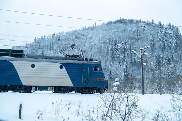 Locomotora de tren en las montañas de invierno