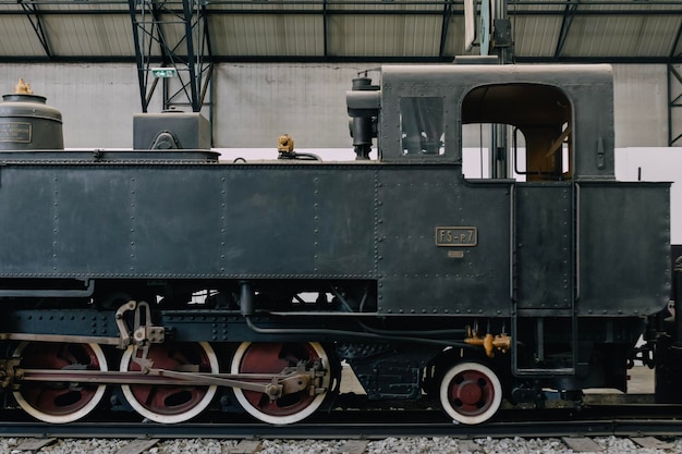 locomotora de vapor vieja en el campo