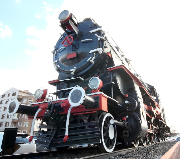 Locomotora vieja del tren de vapor en la estación