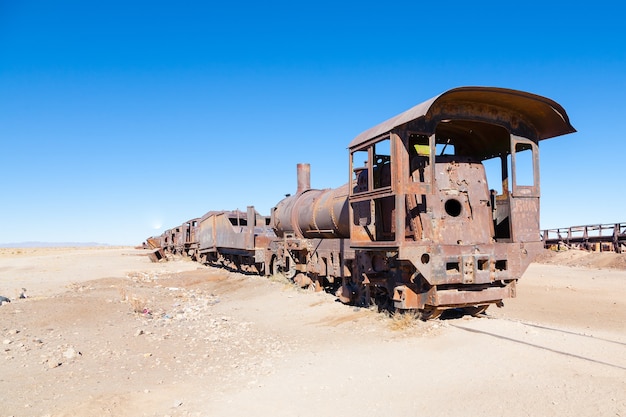 Locomotoras abandonadas en desierto boliviano