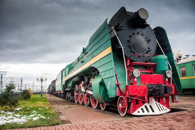 Locomotoras de vapor antiguas en el andén de la estación