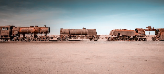 Locomotoras de vapor oxidadas en Bolivia