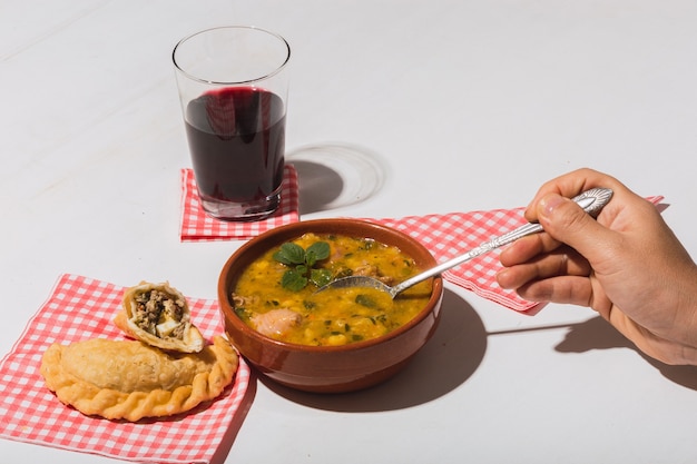 Locro y empanadas de comida típica argentina.