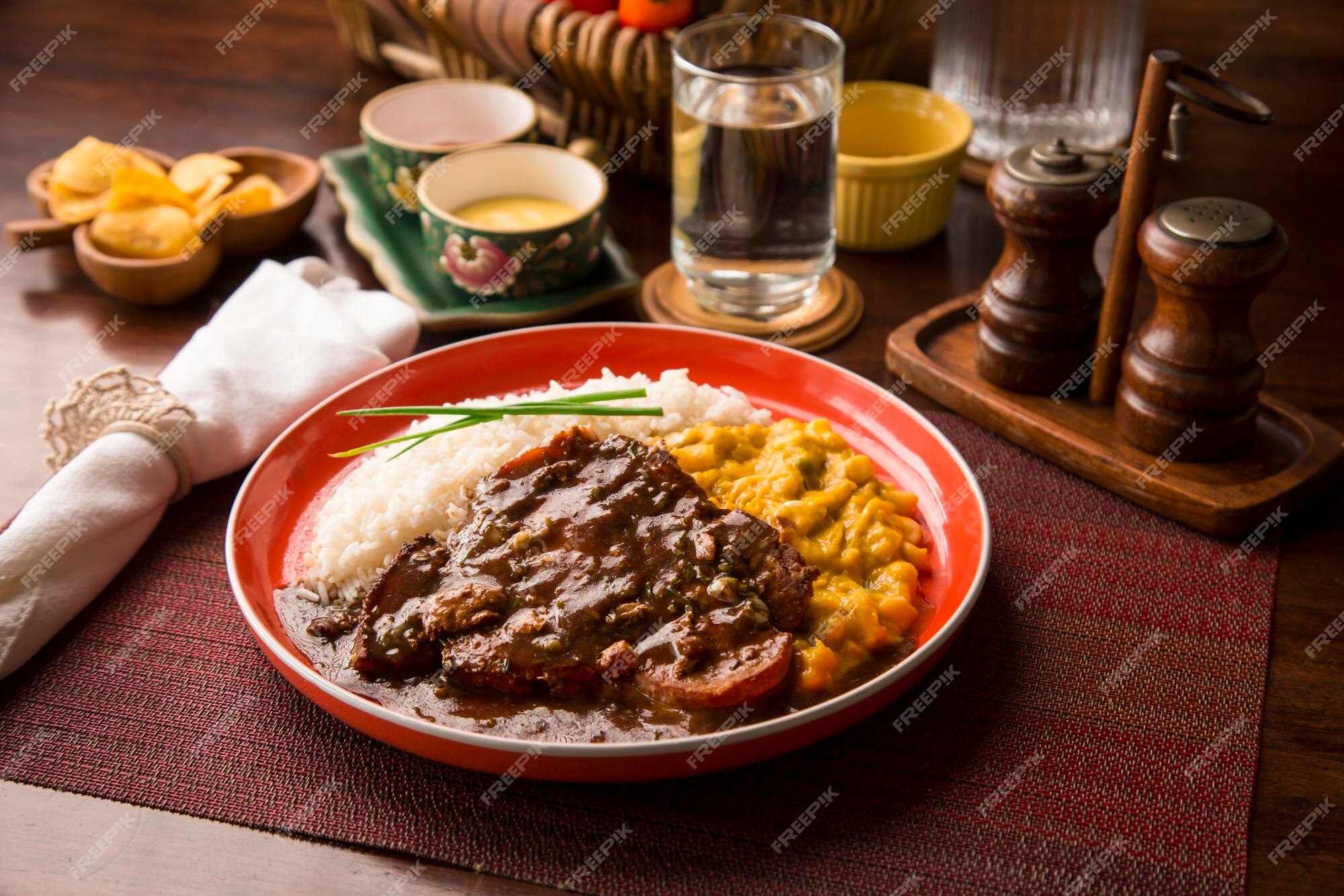 Fígado Frito Com Batatas E Tomate Estufado. Fígado Frito Na Chapa