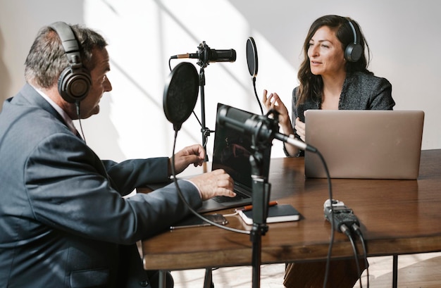 Locutor femenino entrevistando a su invitado en un estudio.