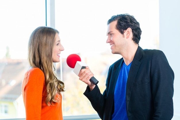 Foto locutor de radio en emisoras de radio con entrevista.