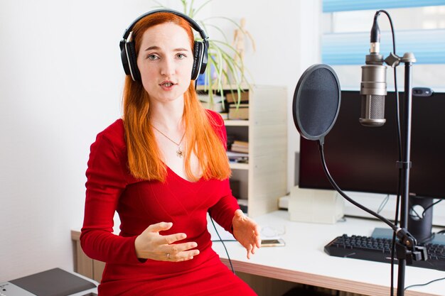 Foto el locutor en la radio entrena la dicción antes del inicio de la transmisión.