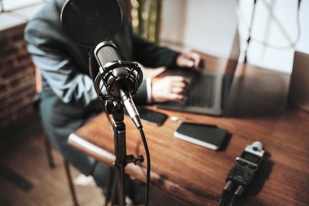 Locutor en vivo en un estudio