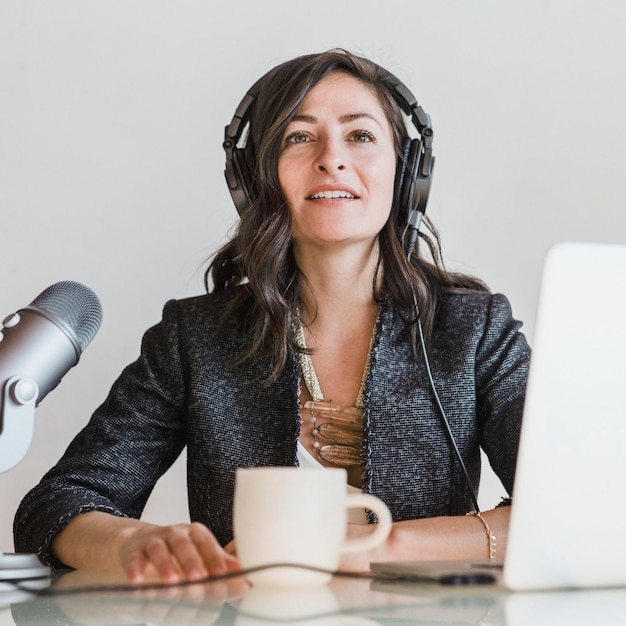 Locutora de rádio transmitindo ao vivo em um estúdio