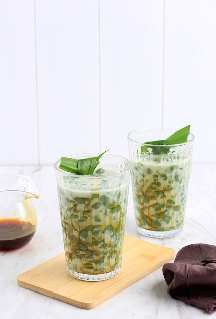 Lod Chong o Cendol es un postre dulce helado, contiene gotas de gelatina de harina de arroz verde, leche de coco y jarabe de azúcar de palma. Popular en Tailandia, Indonesia, Malasia, Singapur, Camboya y Vietnam