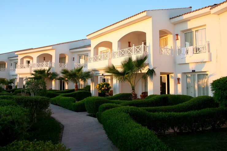 Lodges für die sich erholenden Touristen im Hotel in Ägypten bei Sonnenaufgang