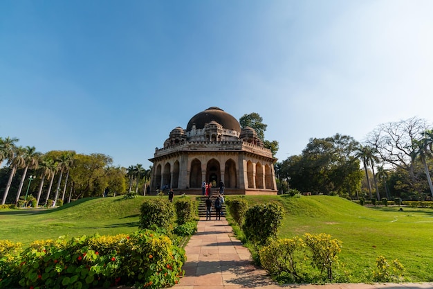 Lodhi Gardens é um parque urbano situado em Nova Delhi, Índia, com mais de 90 acres