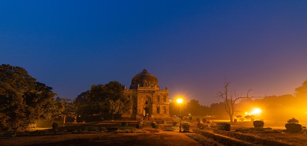 Lodhi Gardens é um parque urbano situado em Nova Delhi, Índia, com mais de 90 acres