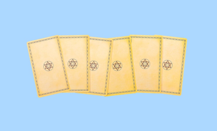 Foto lodz, polonia, 15 de abril de 2023, cartas del tarot, fila trasera