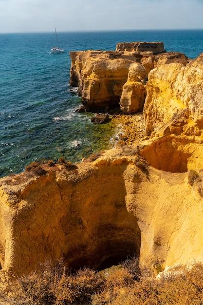 Löcher in der schönen Küste im Sommer am Praia da Coelha Algarve Albufeira Portugal