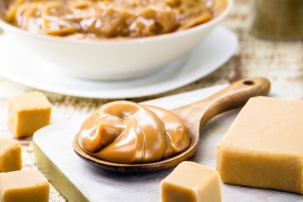 Löffel Dulce de Leche oder hausgemachtes süßes Karamell, in Brasilien Dulce de Lethe genannt