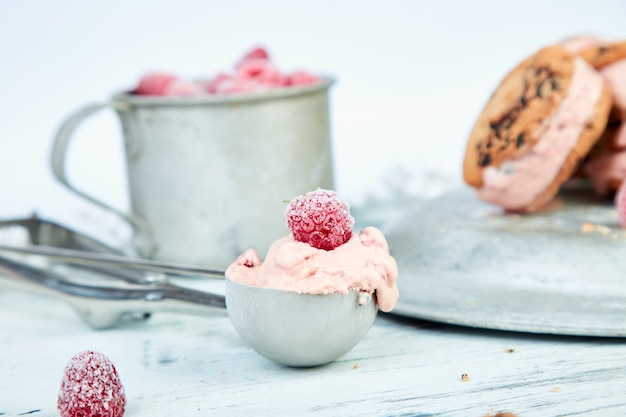 Löffel für Eiscreme mit Erdbeere.