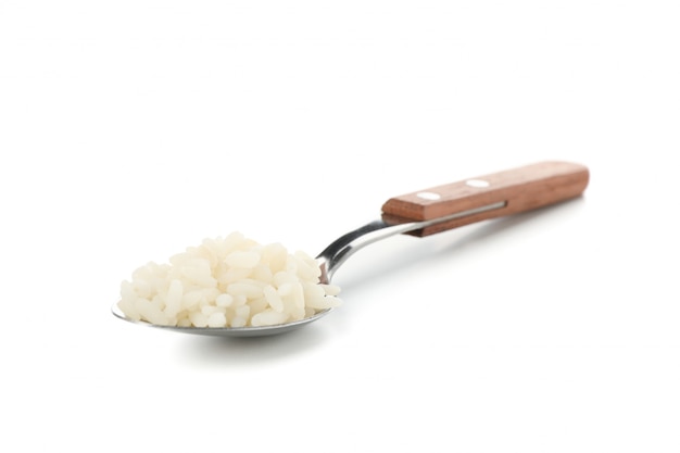 Löffel mit gekochtem Reis isoliert auf weißer Oberfläche
