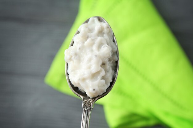 Löffel mit köstlichem Chiasamenpudding auf verschwommenem Hintergrund