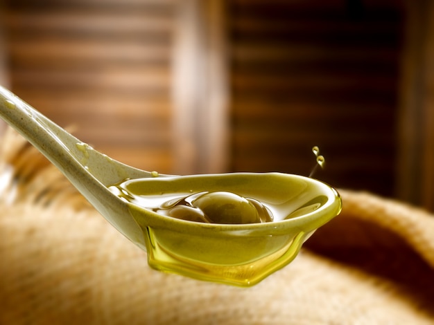 Löffel mit nativem Olivenöl extra