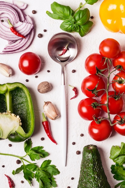 Löffel mit Olivenöl und buntem Bio-Gemüse Gesundes Essen und Kochkonzept