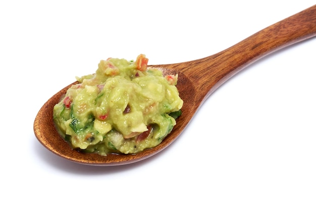 Löffel voll mexikanischer Guacamole-Dip-Sauce isoliert auf weißem Hintergrund