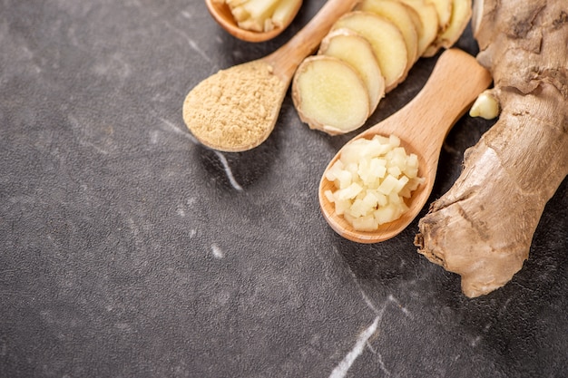 Löffel von oben mit Ingwerpulver, Scheibe und Wurzel