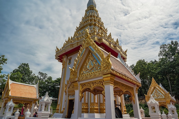 Loei-Tailandia-23 de octubre de 2020: Wat pra putthabat phu kwai ngoen en el distrito de chiang khan loei thailand.Chiang Khan rabbit temple - Wat Pra Putthabat Phu Kwai Ngoen