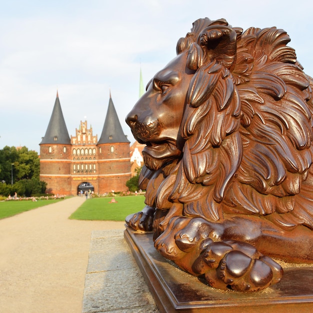 Löwe in der Nähe von Holstentor Lubek Deutschland