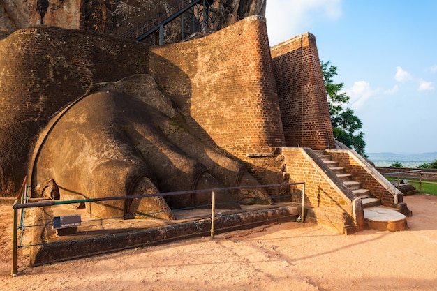 Foto löwentatze am sigiriya-felsen in der nähe von dambulla in sri lanka. sigiriya ist ein unesco-weltkulturerbe.