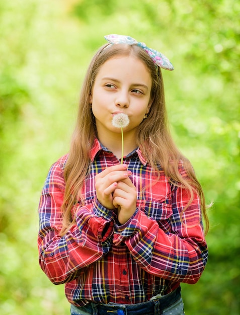 Foto löwenzahn ist schön und voller symbolik der sommer ist da sommergarten blume mädchen teenager gekleidet land rustikalen stil kariertes hemd natur hintergrund wünsch dir was wir feiern die rückkehr des sommers