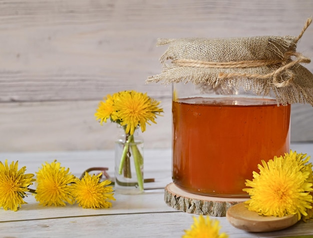 Löwenzahnmarmelade im Glas Das Konzept des Gesundheitslebens ohne Cholesterin